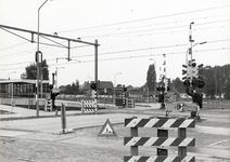 169427 Gezicht op de spoorwegovergang in de Aamsestraat te Elst.